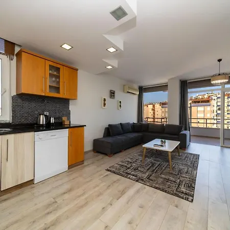 Refreshing Flat Within Walking Distance To Konyaalti With Sea View In Apartment Antalya