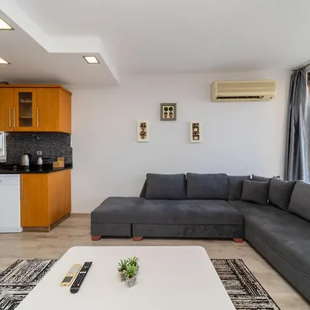 Refreshing Flat Within Walking Distance To Konyaalti With Sea View In Apartment