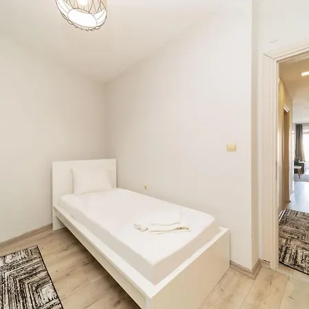 Refreshing Flat Within Walking Distance To Konyaalti With Sea View In Apartment